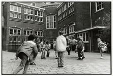 108001 Afbeelding van spelende kinderen op het plein van de R.K. basisschool St. Willibrordus (Poortstraat 73) te Utrecht.